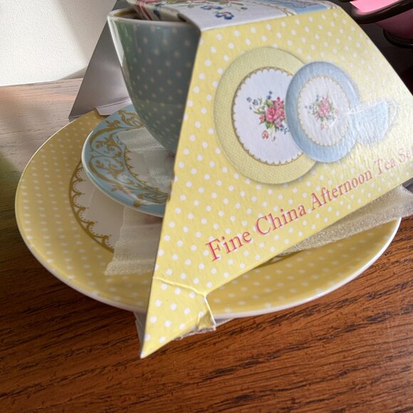 The English Table Fine China Afternoon Tea Set - Brand New - Gift able! - Picture 5 of 7
